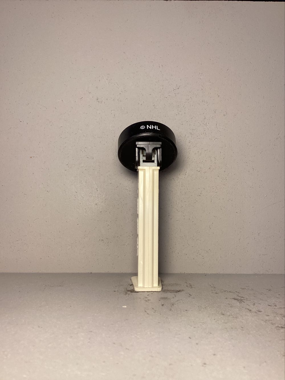 Hockey- NHL Hockey- Hockey Puck - Sports pez collectible - Main Image 3