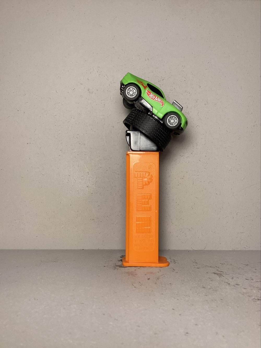 Mattel Hot Wheels, Pull & Go Cars - Licenced Characters pez collectible - Main Image 2