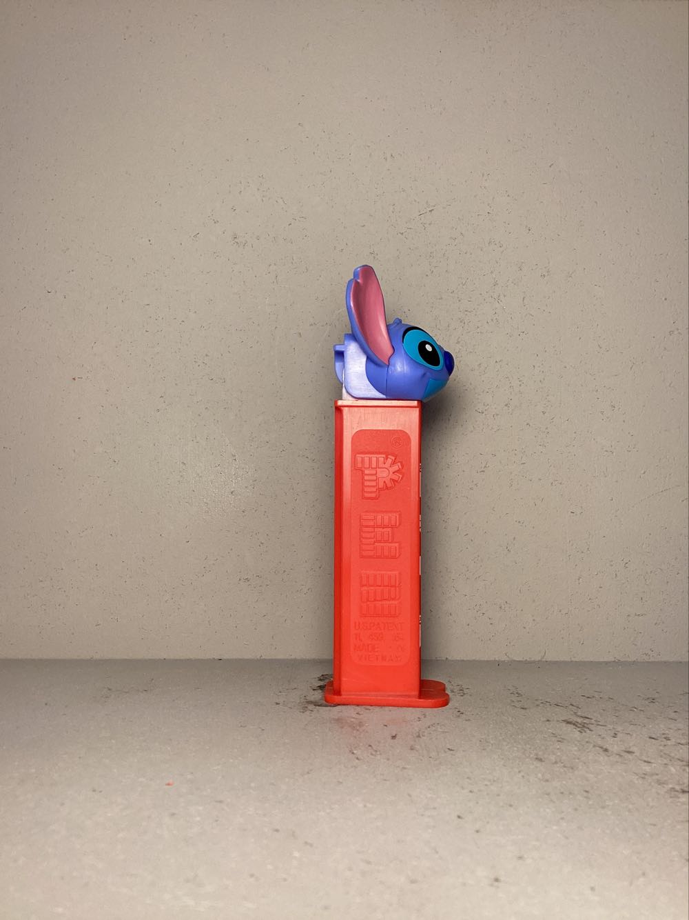 Lilo & Stitch - Stitch, winking, 6 aloha flowers on red stem - Licenced Characters pez collectible - Main Image 2