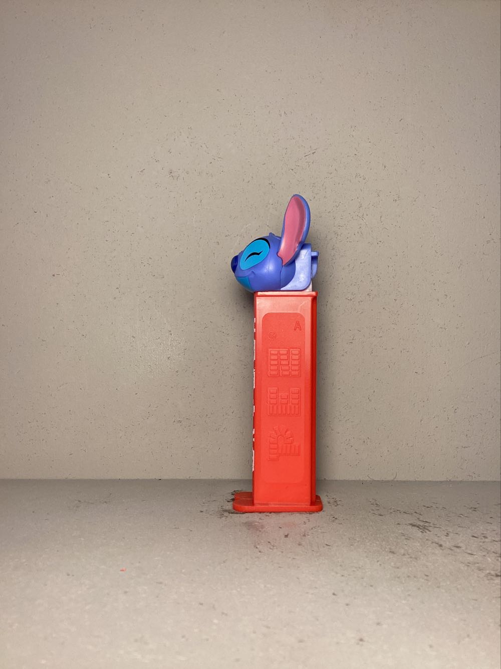 Lilo & Stitch - Stitch, winking, 6 aloha flowers on red stem - Licenced Characters pez collectible - Main Image 4