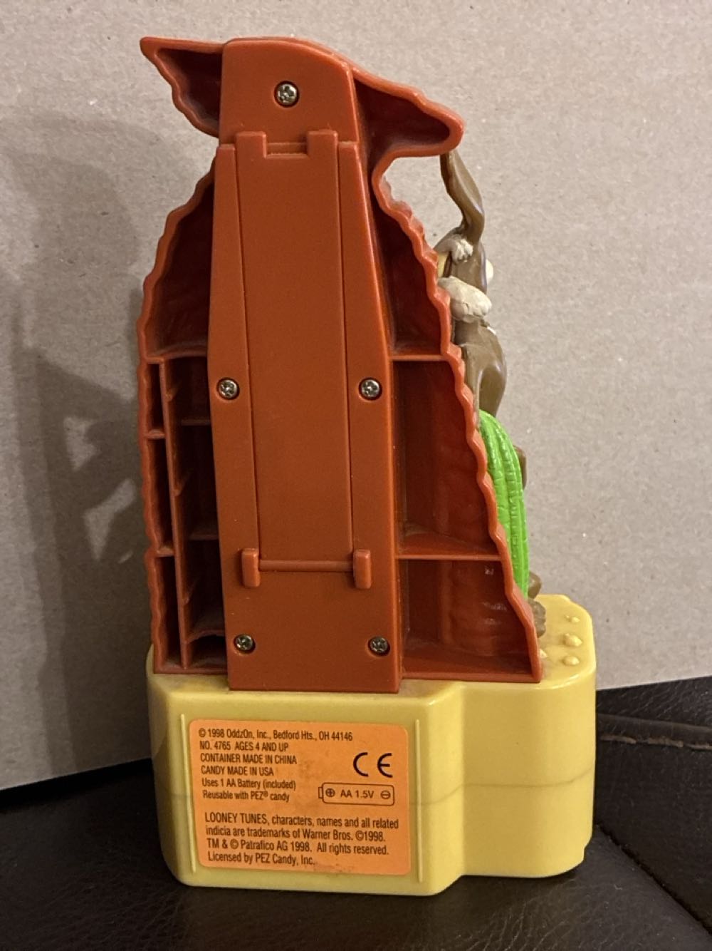 Wile E. Coyote Candy Hander - Looney Tunes pez collectible [Barcode 0022629047655] - Main Image 2