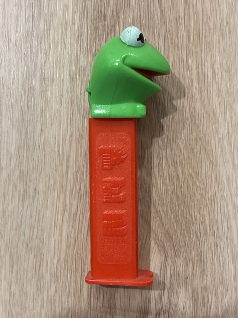 Kermit the Frog (with bow tie) - The Muppets pez collectible - Main Image 2
