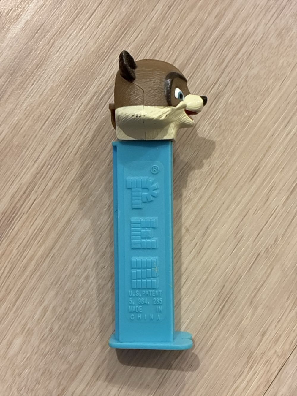 RJ Raccoon - Dreamworks - Over the Hedge pez collectible - Main Image 2