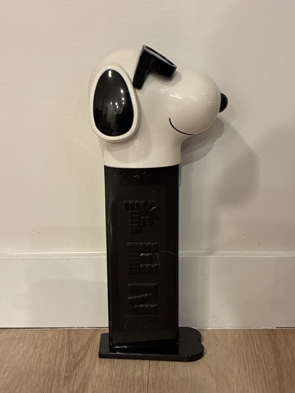 Snoopy (Joe Cool) Jumbo/Giant PEZ Dispenser - Giant Pez Candy Roll Dispenser pez collectible [Barcode 693697130022] - Main Image 2