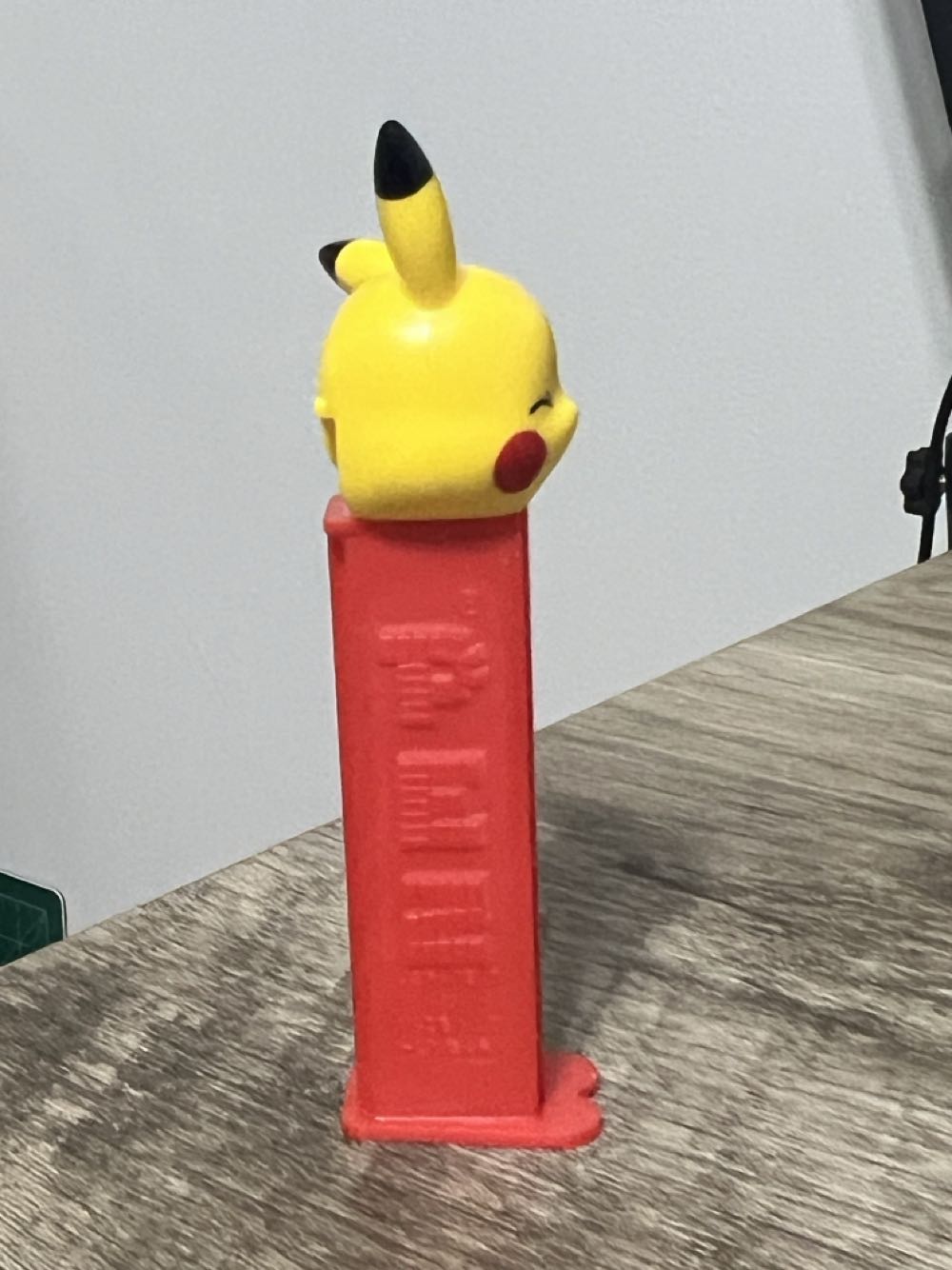 Pikachu B (Happy) - Pokemon pez collectible - Main Image 2