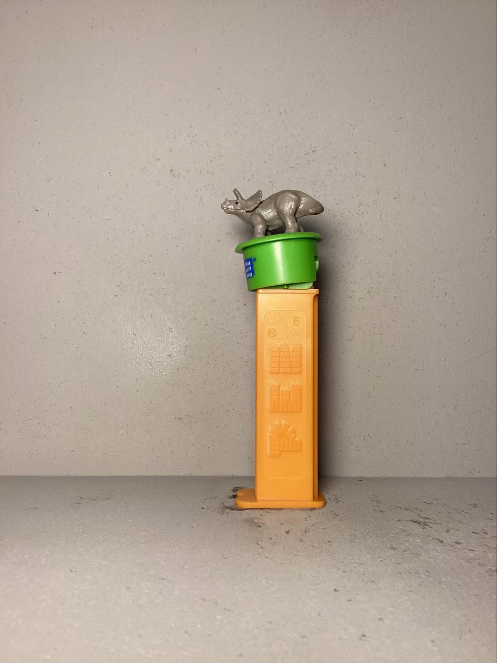 Jurassic World - Click ‘N’ Play - Triceratops  - Licenced Characters pez collectible - Main Image 4