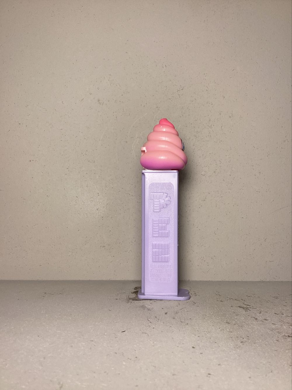 Emoticons (Non-USA) / Emoji (USA) - Licenced Characters pez collectible - Main Image 2