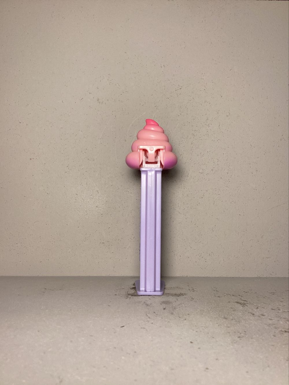 Emoticons (Non-USA) / Emoji (USA) - Licenced Characters pez collectible - Main Image 3