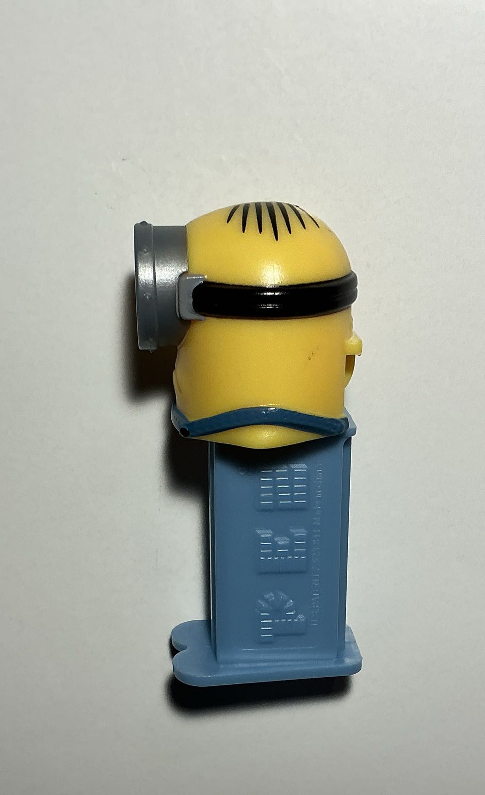 Despicable Me-Mini Minion Stuart - MOVIE AND SERIES pez collectible - Main Image 2