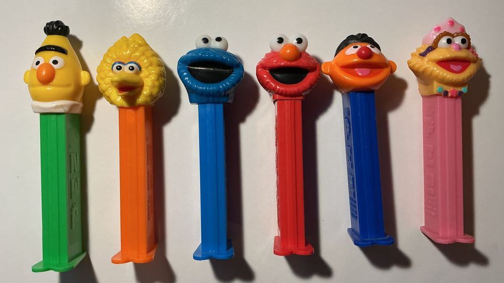 Sesame Street-Elmo - ANIMATED MOVIE AND SERIES pez collectible - Main Image 3