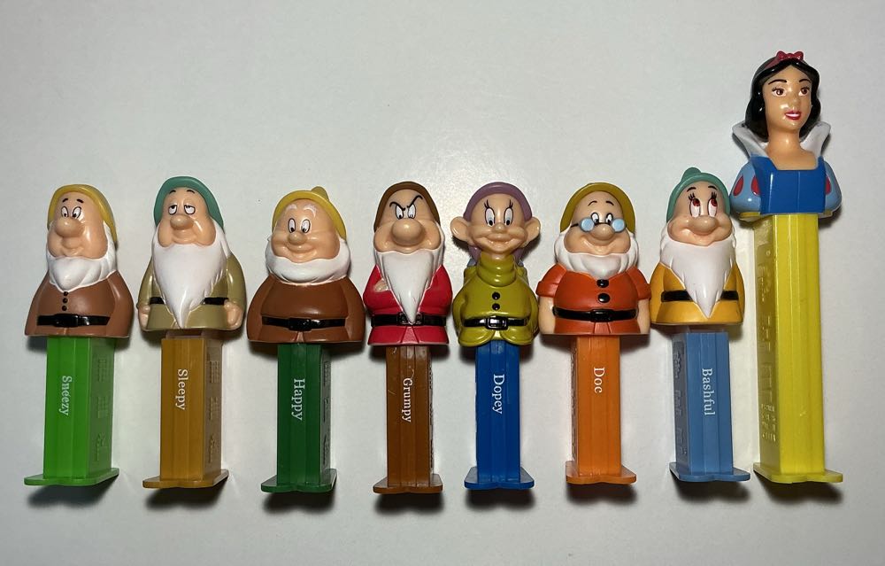 Snow White & The 7 Dwarfs-Bashful - Disney Classic pez collectible - Main Image 3