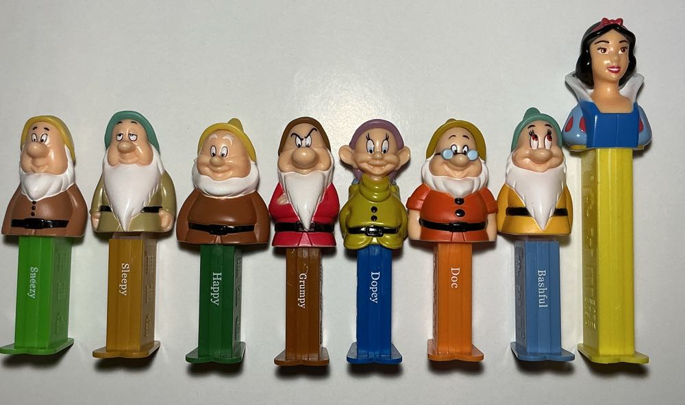Snow White & The 7 Dwarfs-Dopey - Disney Classic pez collectible - Main Image 3