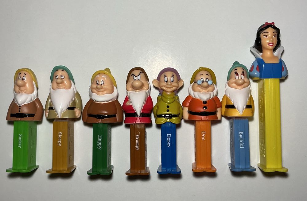 Snow White & The 7 Dwarfs-Happy - Disney Classic pez collectible - Main Image 3