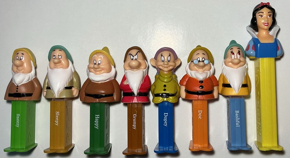 Snow White & The 7 Dwarfs-Sneezy - Disney Classic pez collectible - Main Image 3