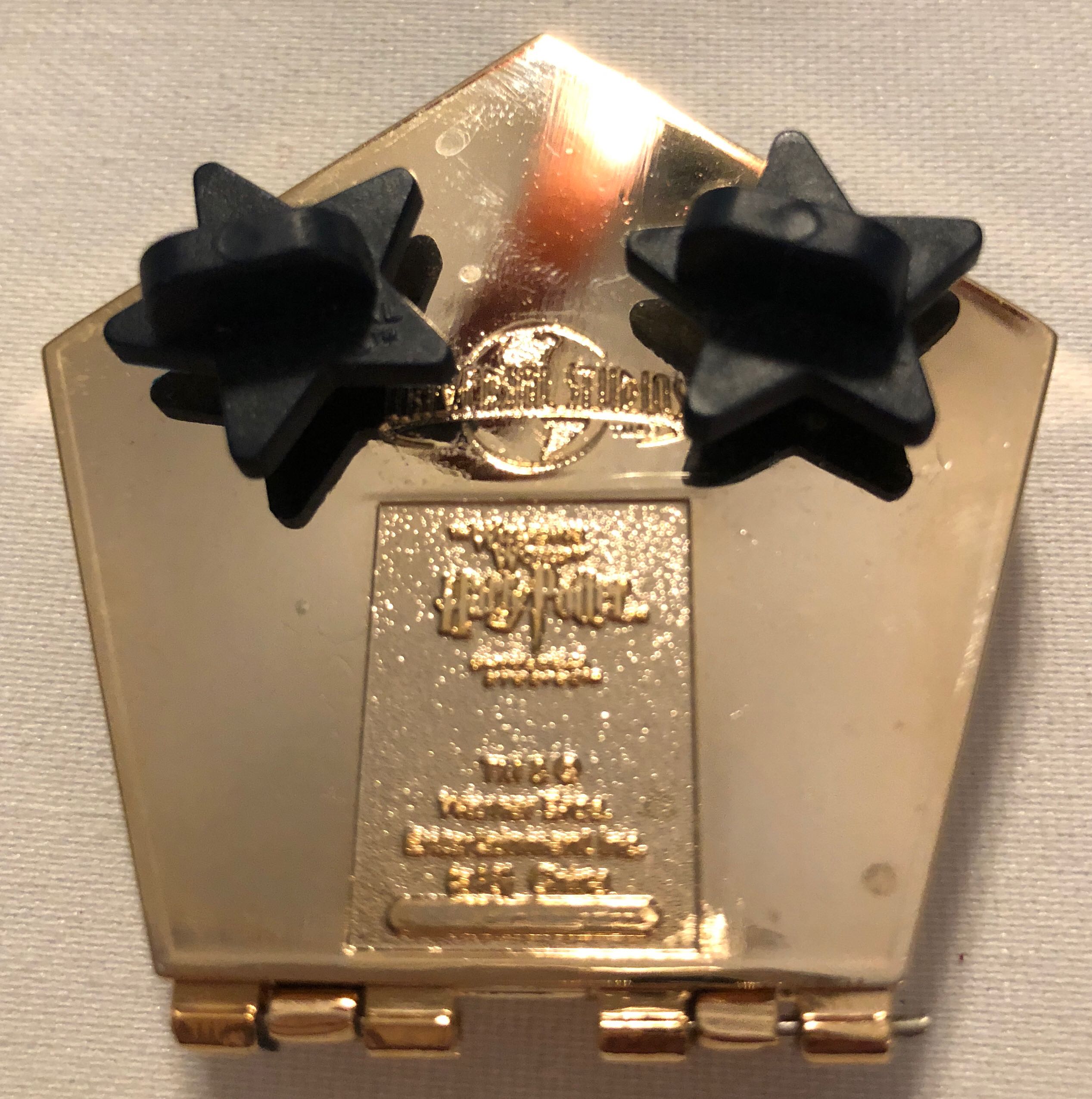 Chocolate Frog PVC Pin - Universal Studios Harry Potter pin collectible [Barcode 400012435614] - Main Image 3