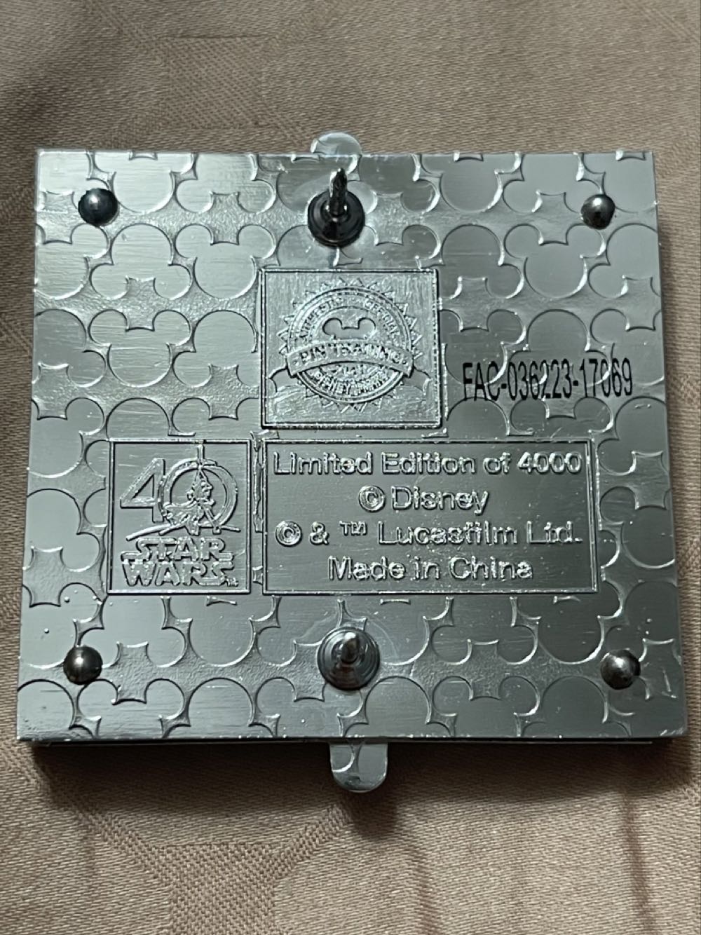 Star Wars 40th Anniversary “Who Shot First?” - Pixar Studio Store Disney Pin - Rack pin collectible [Barcode 400020230102] - Main Image 4