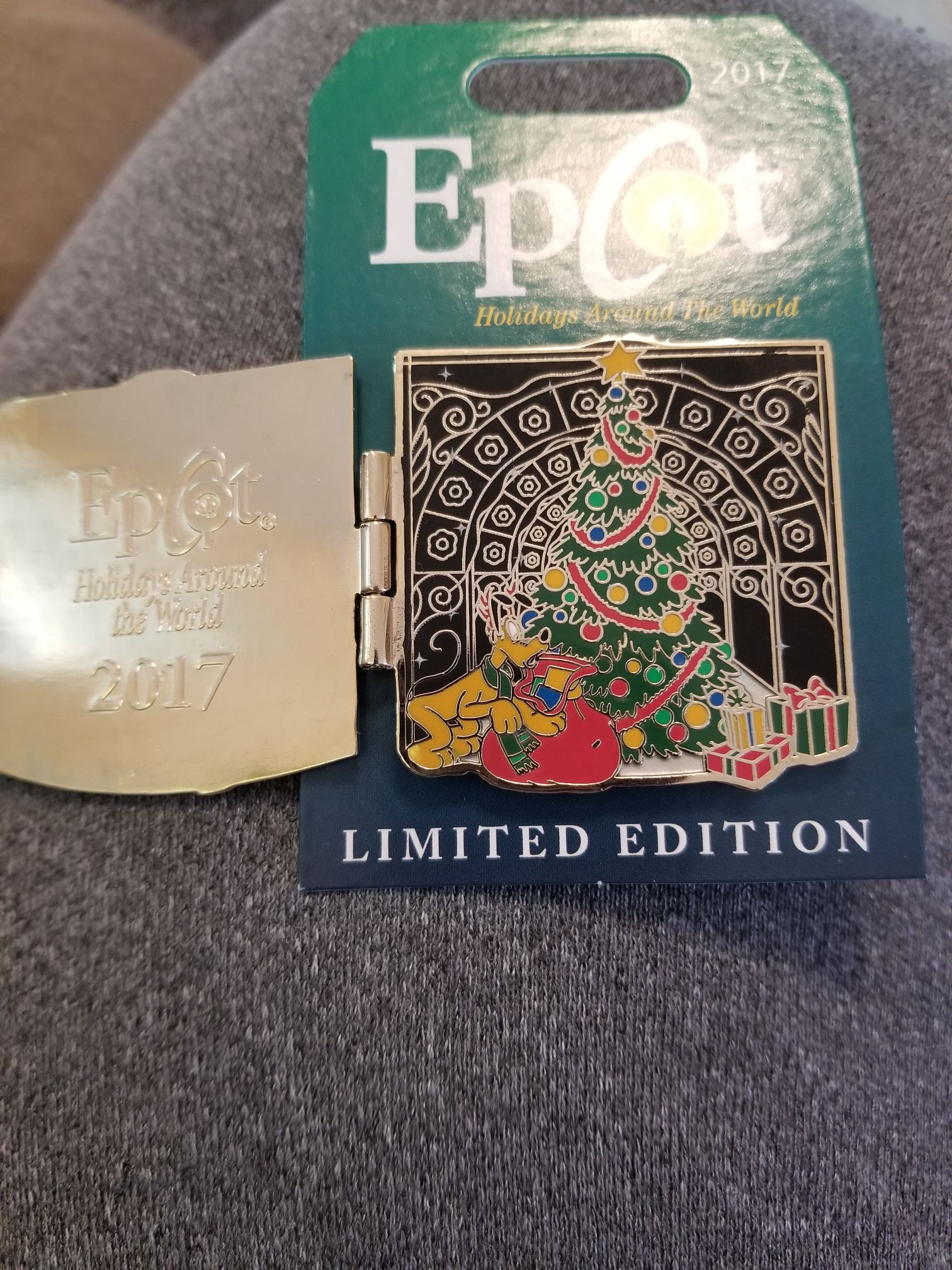 2017 Epcot Holidays Around The World Le - Limited Edition pin collectible [Barcode 400020398239] - Main Image 2