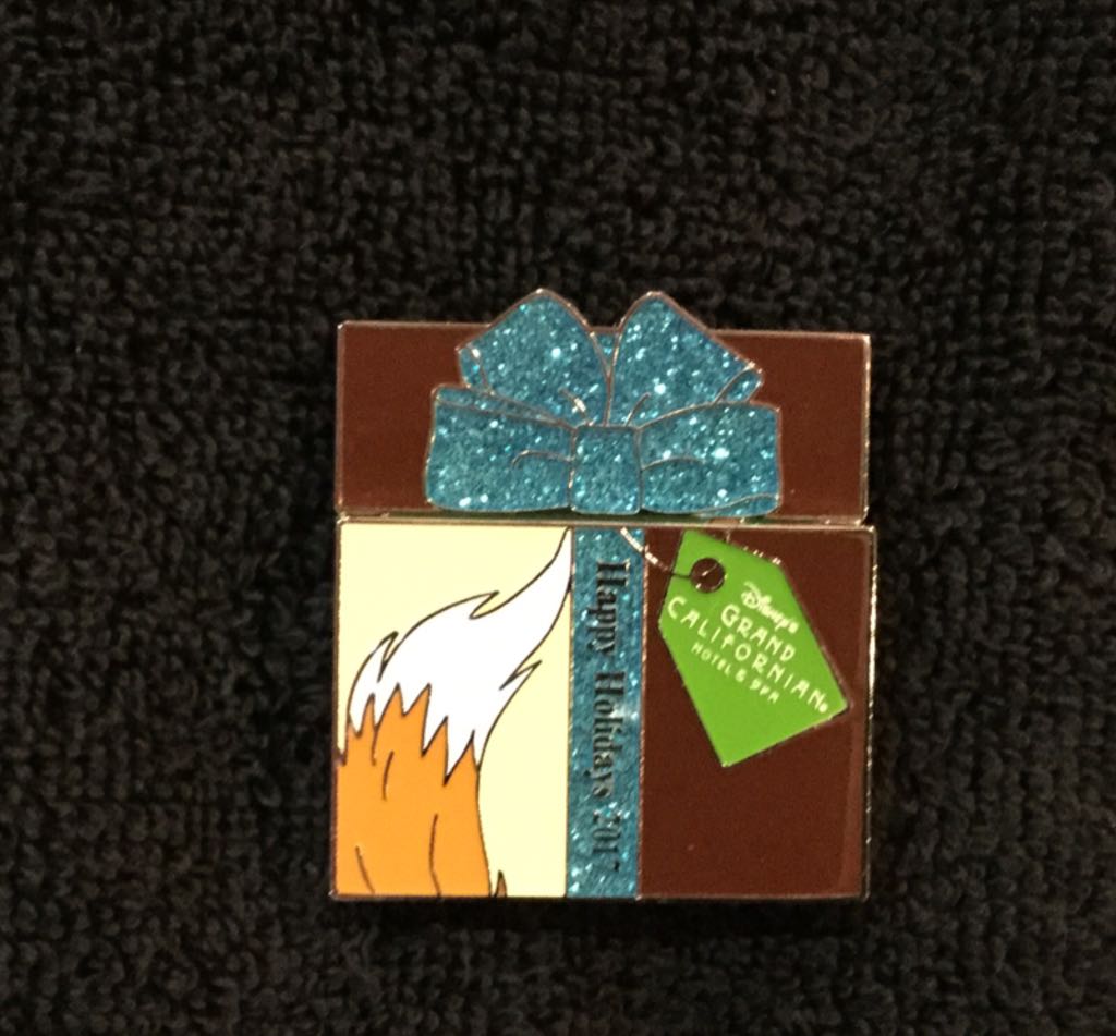 Holiday Gift Box 2017 - Bree Fox And Beer Bear  pin collectible [Barcode 400020398321] - Main Image 2