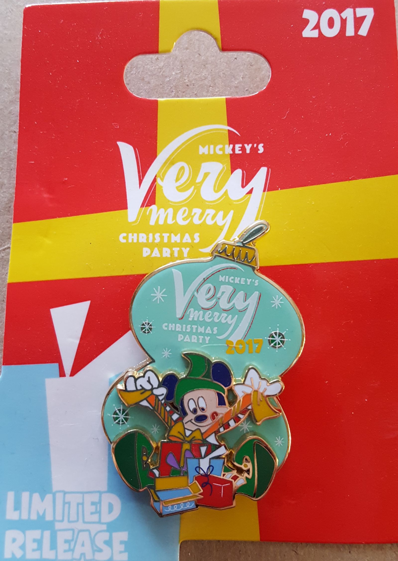 2012 Hidden Mickey Series- DLR- Character Faces- Daisy