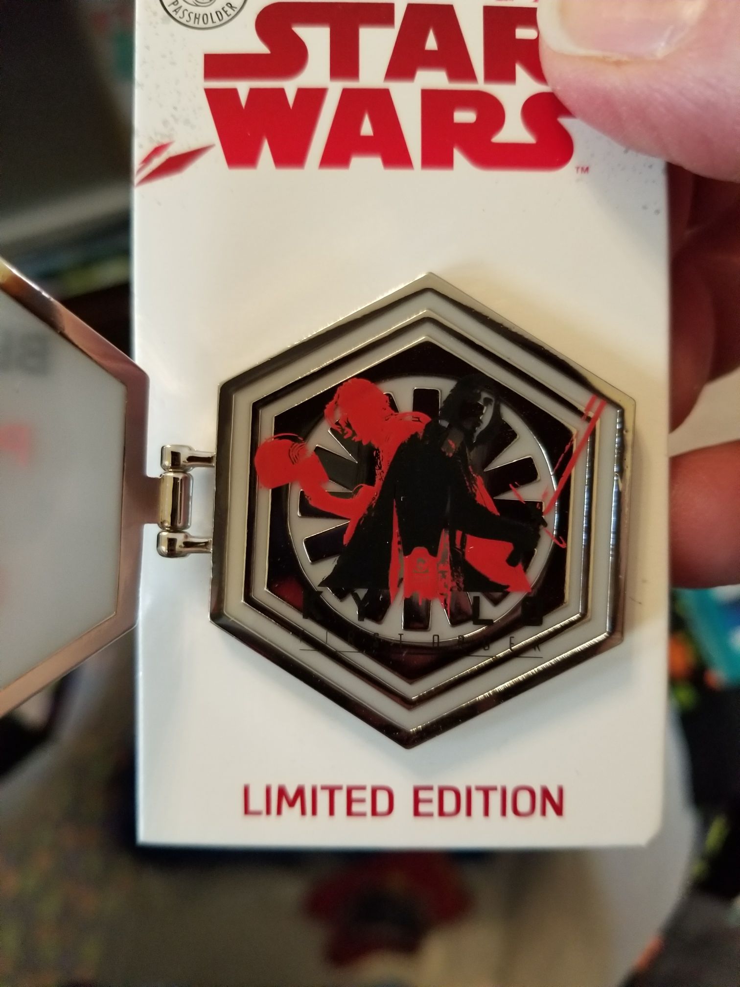 star wars  pin collectible [Barcode 400020498489] - Main Image 2