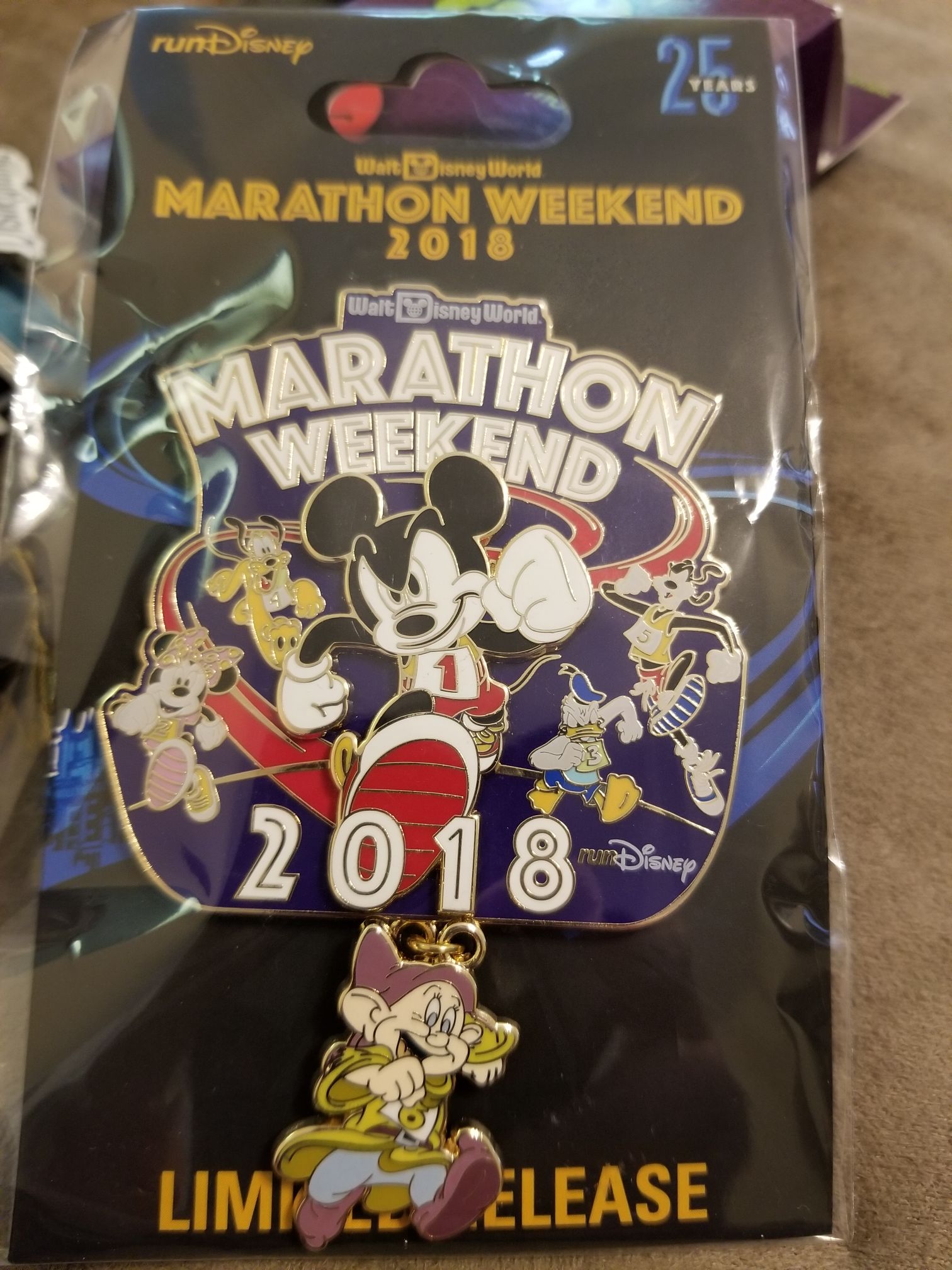 marathon weekend 2018  pin collectible [Barcode 400020605993] - Main Image 1