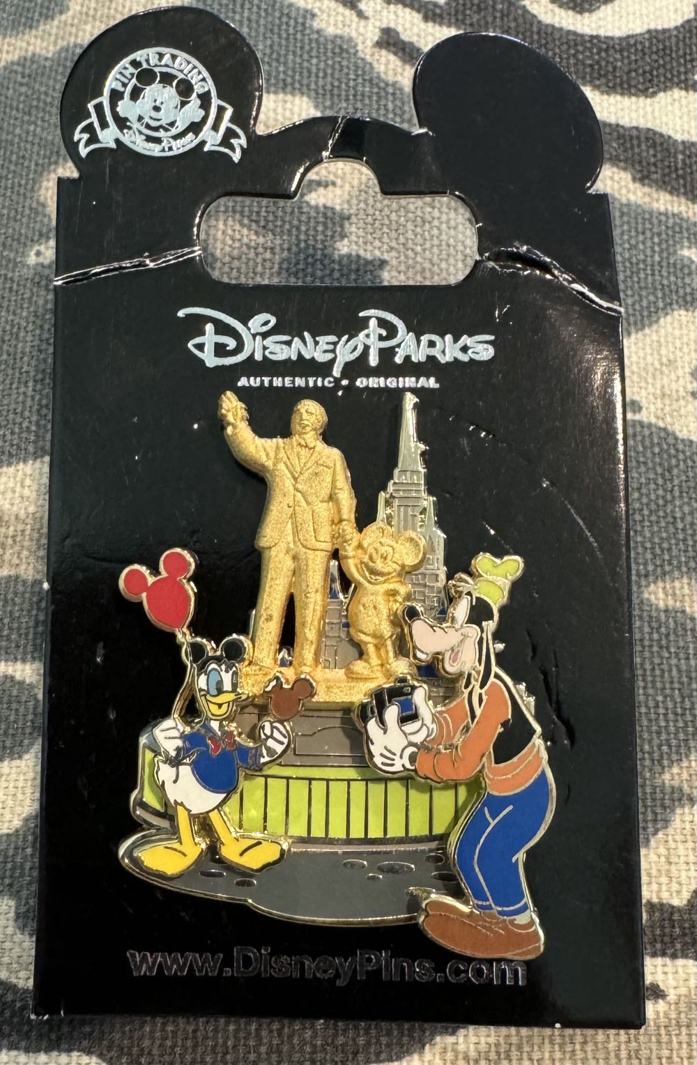 Donald And Goofy At The Partners Statue - Pin On Pin pin collectible [Barcode 400109065878] - Main Image 3