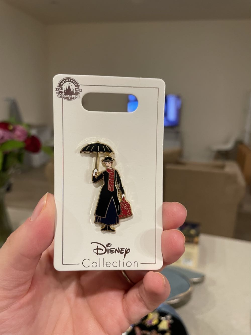 Mary Poppins  - Holding Up Umbrella - Movies pin collectible [Barcode 400000562483] - Main Image 3