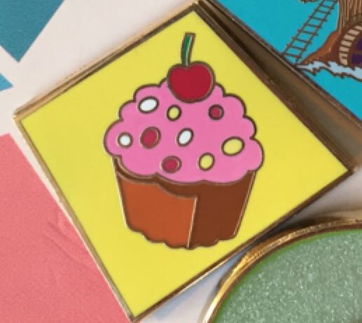 Pin Game 20Y DLP Socerer Hat Cupcake - Disney pin collectible [Barcode 2095010110236] - Main Image 2