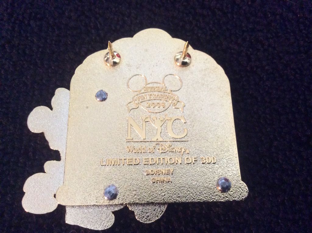 WOD NYC- White Glove- Mickey& Minnie Mouse at the Theater - Pin pin collectible - Main Image 2