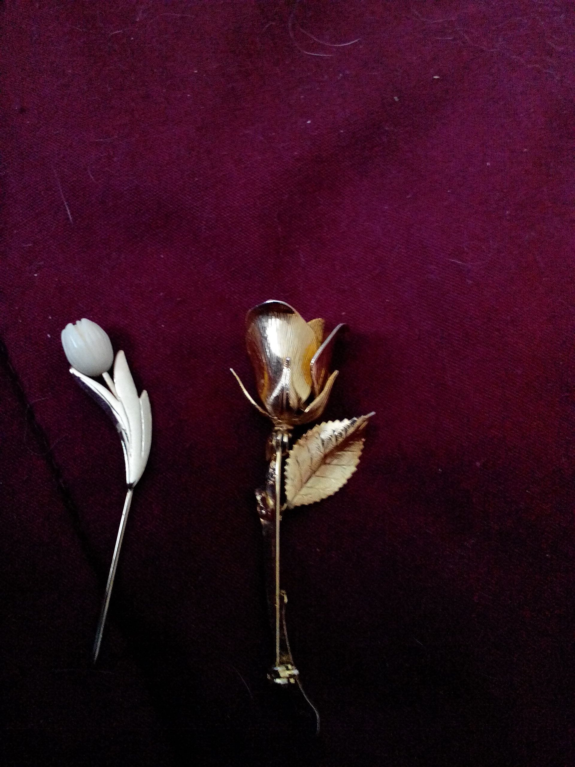 Flower  pin collectible - Main Image 2