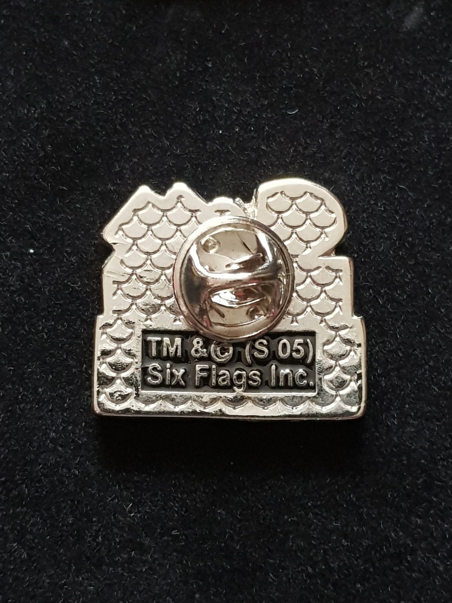 Six Flags  pin collectible - Main Image 2