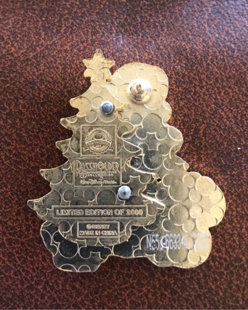 Grumpy Dwarf - Mickey’s Very Merry Christmas Party 2013 - Disney pin collectible - Main Image 2