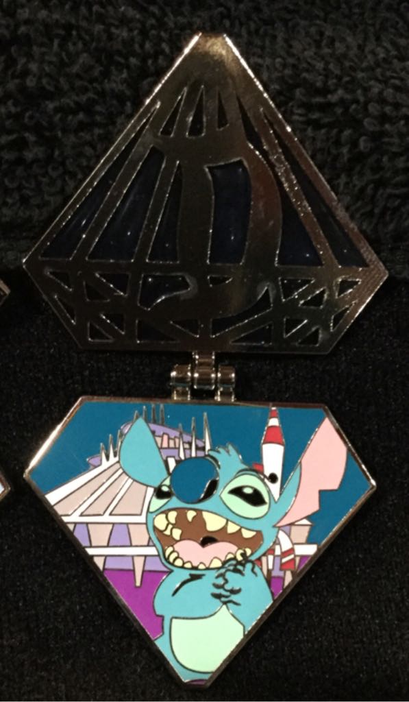 D60 Annual Pass Diamond Stitch - Pin pin collectible [Barcode 400009334593] - Main Image 2