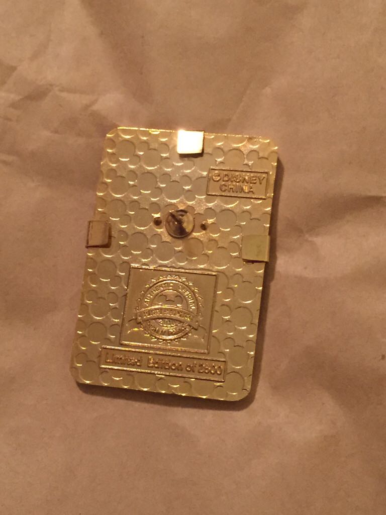 Queen Of Hearts Opening Day - Disney pin collectible - Main Image 2