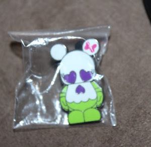Vinylmation Juniors Series 1- Skull  pin collectible - Main Image 1