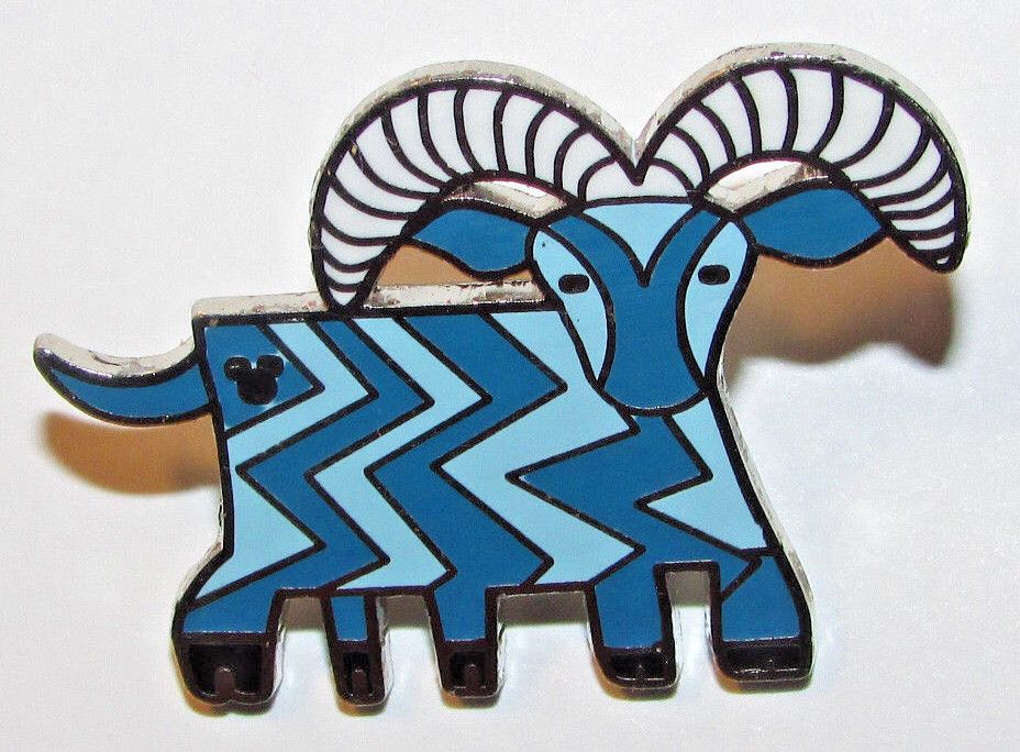 WDW 2010 Hidden Mickey Looking 4 Mickeys 