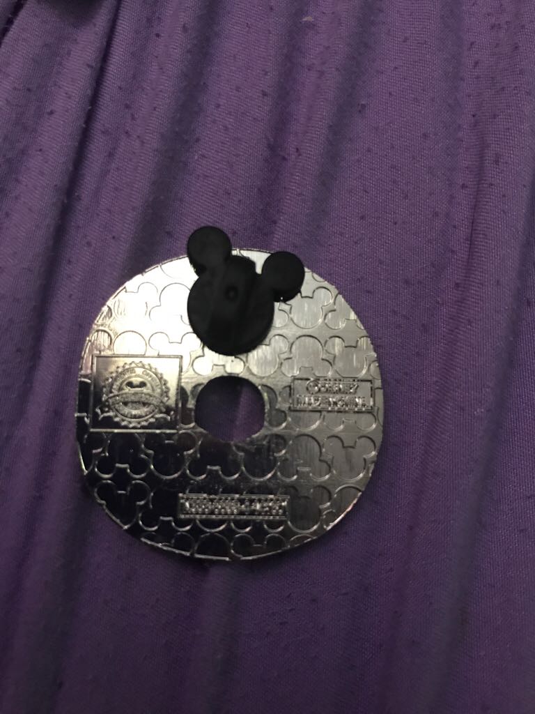 Mickey Dounut  pin collectible - Main Image 2