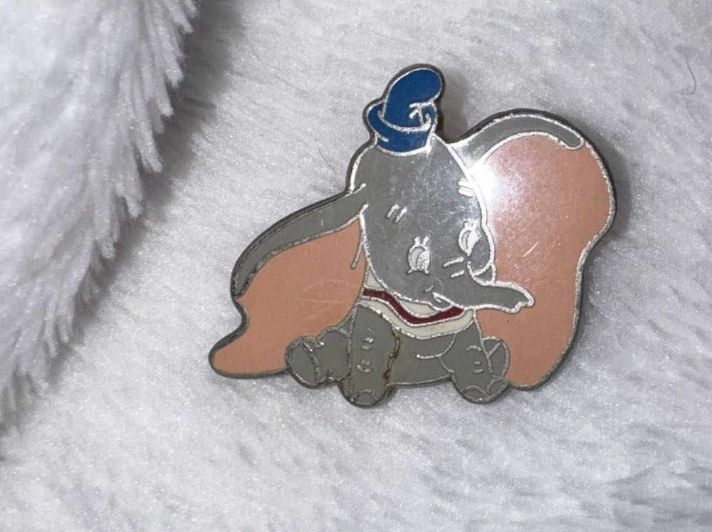 Dumbo  pin collectible - Main Image 3