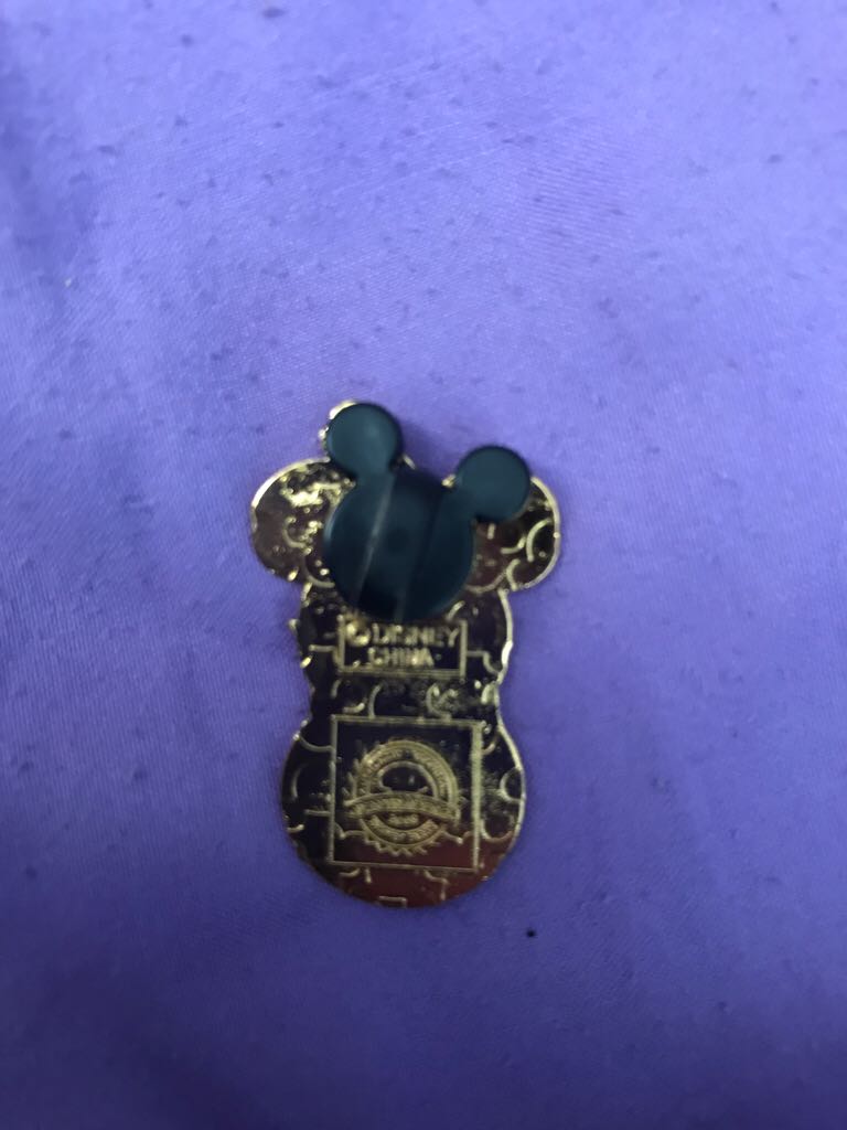 Mickey Mouse Snowman  pin collectible - Main Image 2