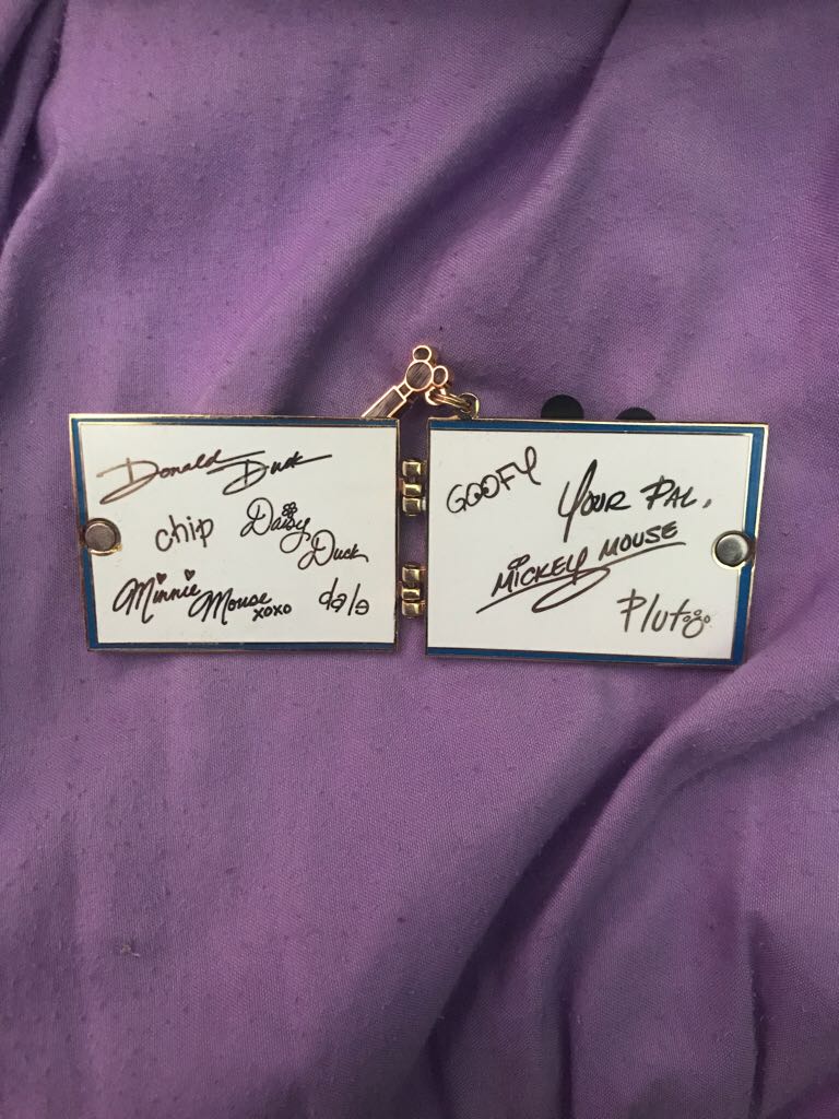Walt Disney World Official Autograph Book Locket - Purchased pin collectible - Main Image 2