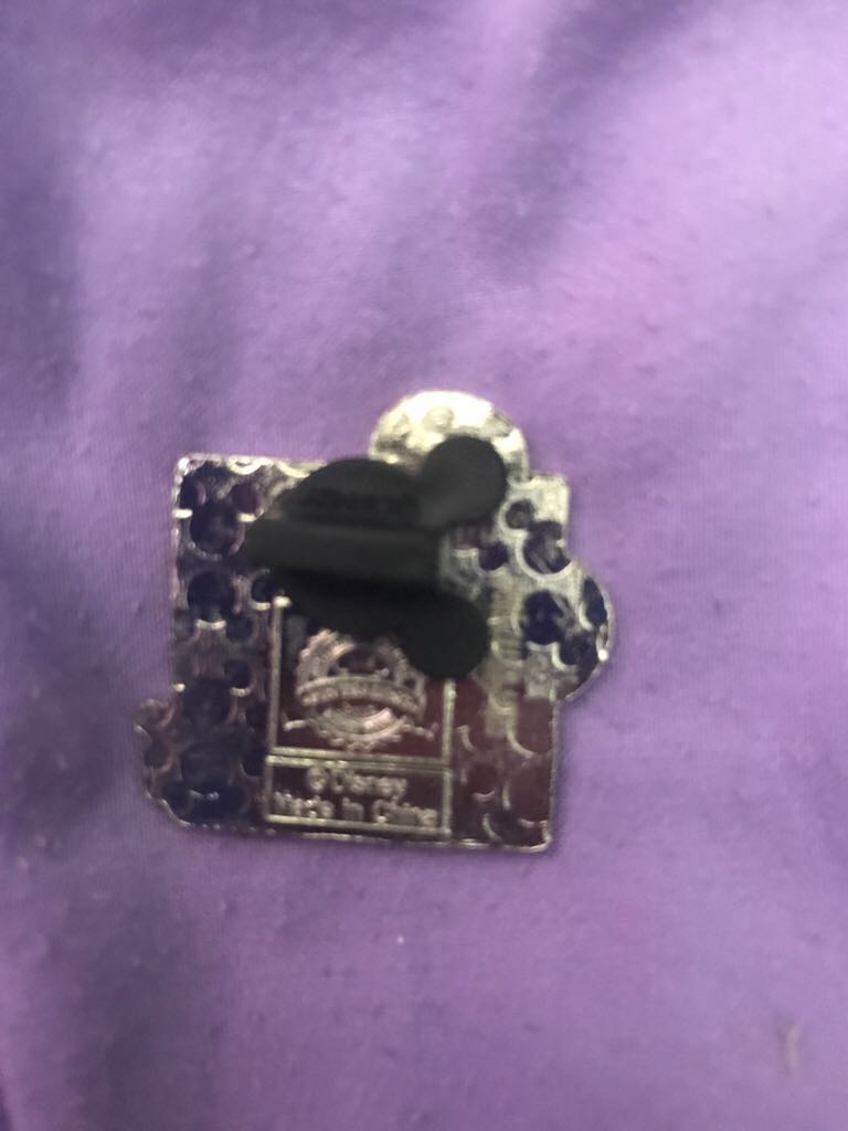 Mickey Mouse  pin collectible - Main Image 2