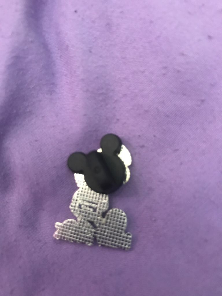 Mickey Mouse New York  pin collectible - Main Image 2
