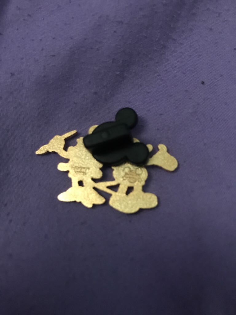 Mickey Mouse & Minnie Mouse  pin collectible - Main Image 2