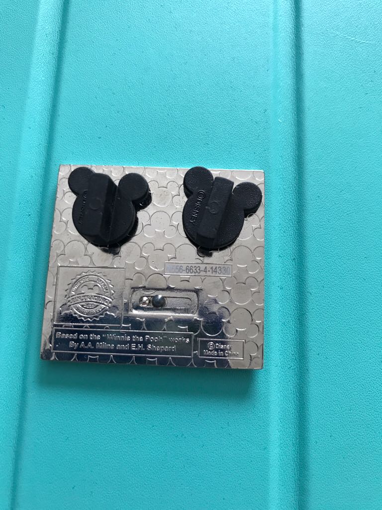 Winnie Rhe Pooh & Piglet  pin collectible - Main Image 2
