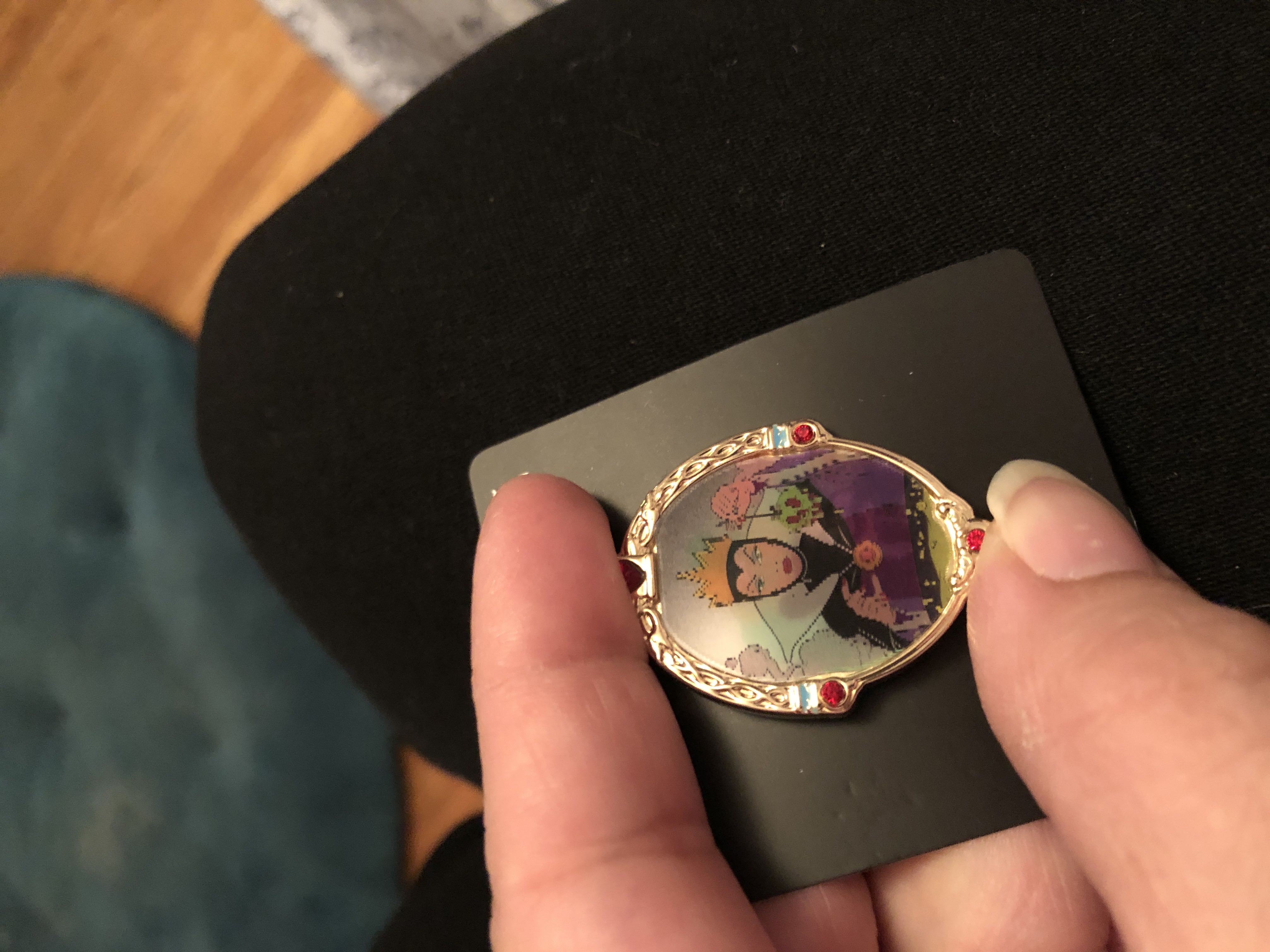 Evil Queens Mirror  pin collectible [Barcode 12105749] - Main Image 2