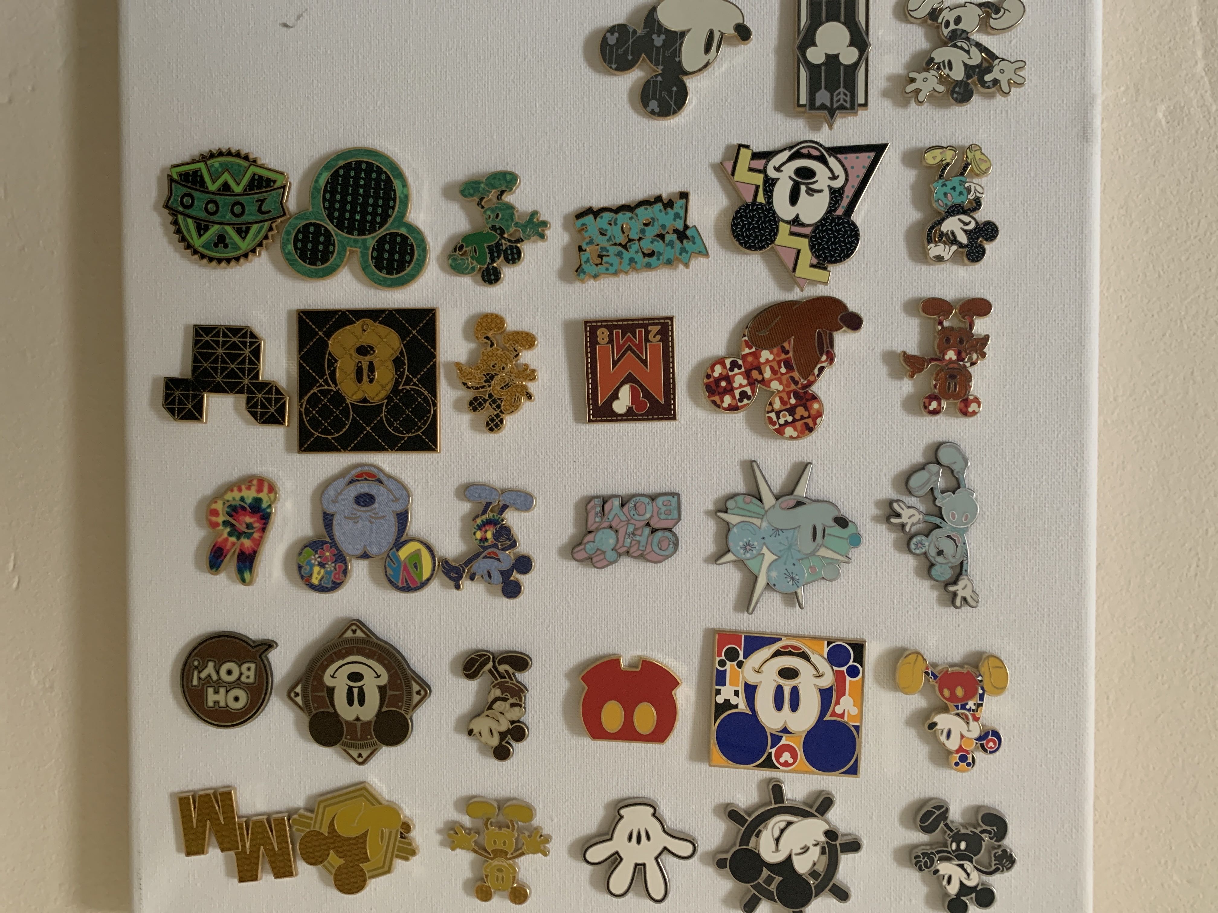 Mickey Mouse  pin collectible - Main Image 2