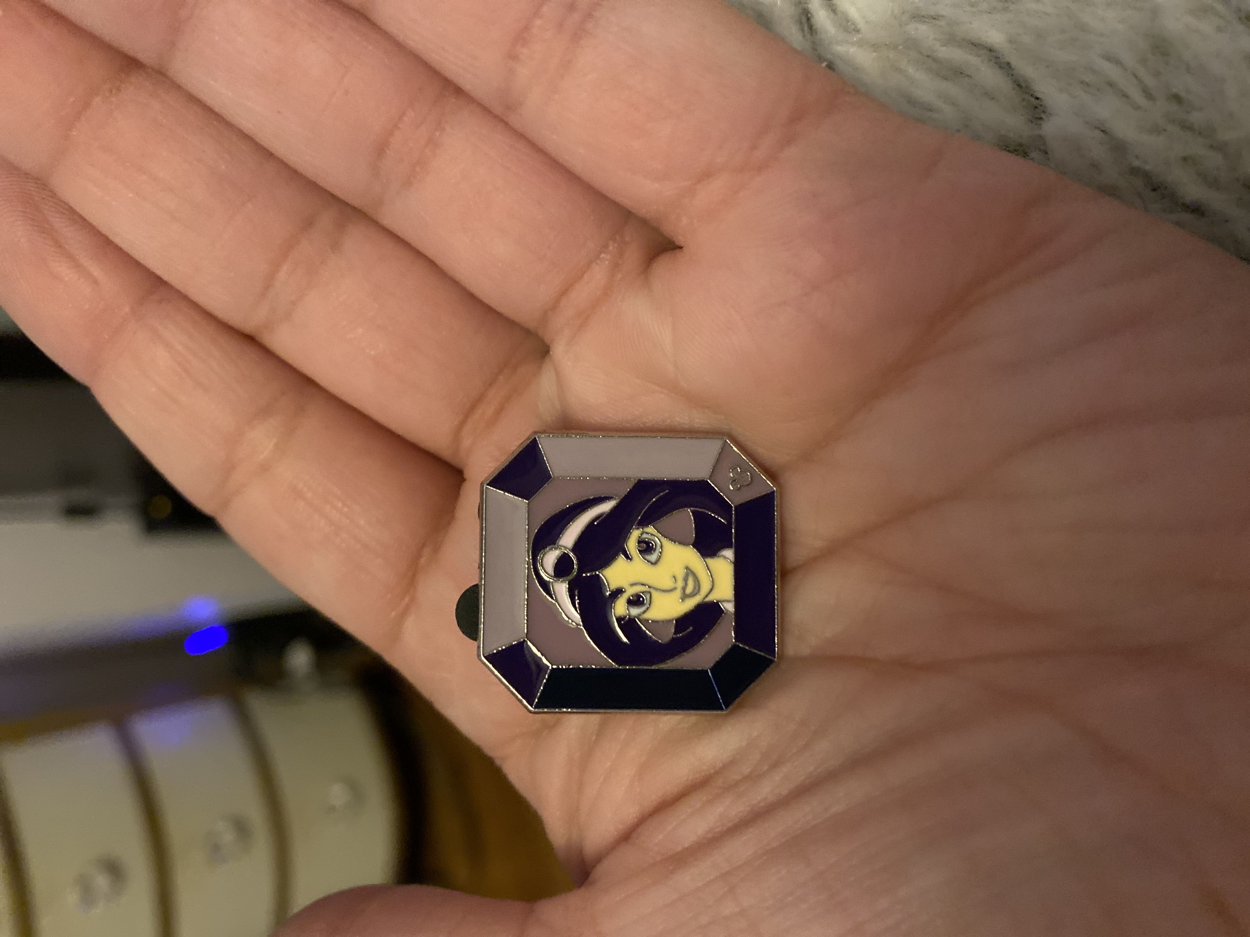 Peter Pan: Yellow Circle With Tinks Head In It