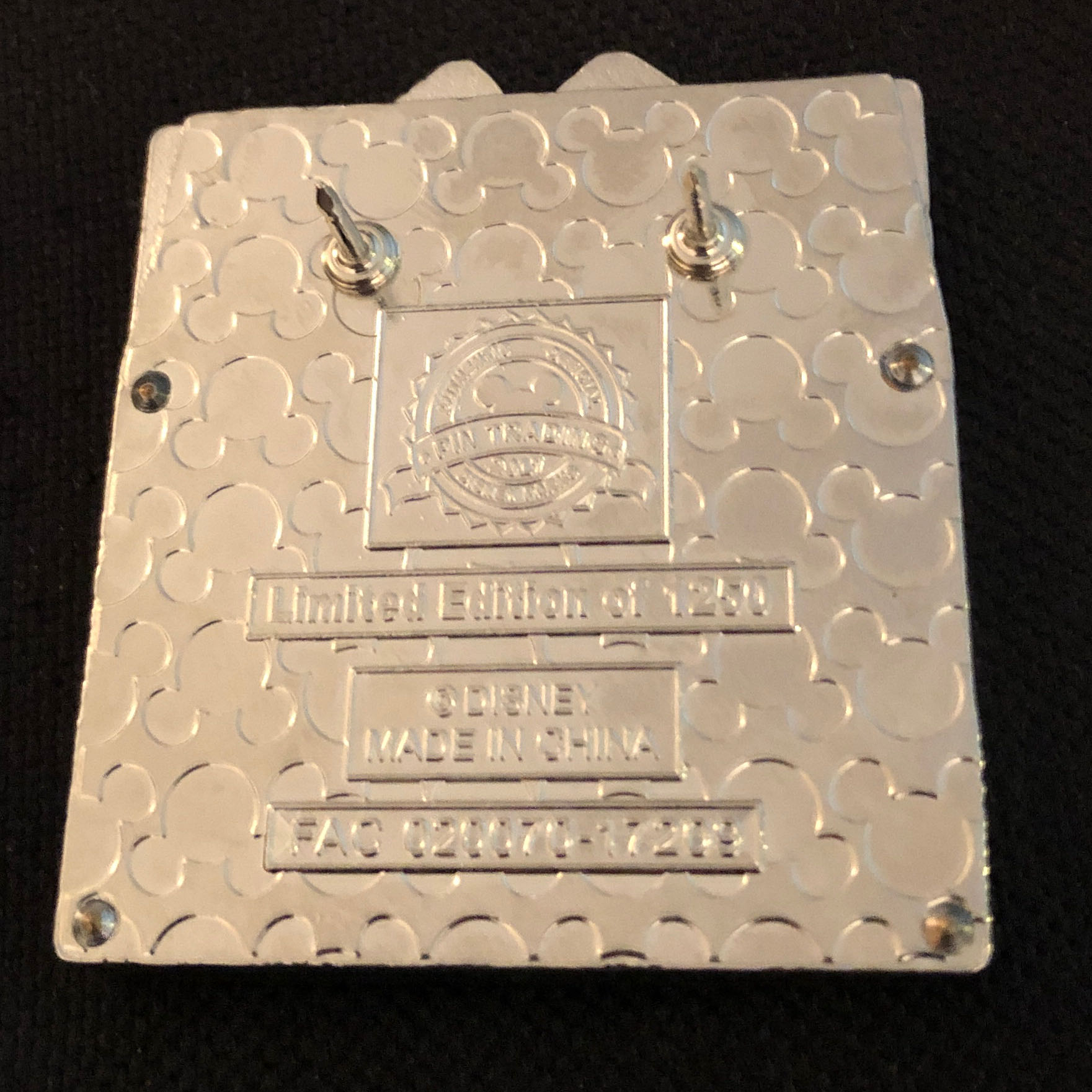 Yacht Club Resort - Christmas 2017  pin collectible - Main Image 3