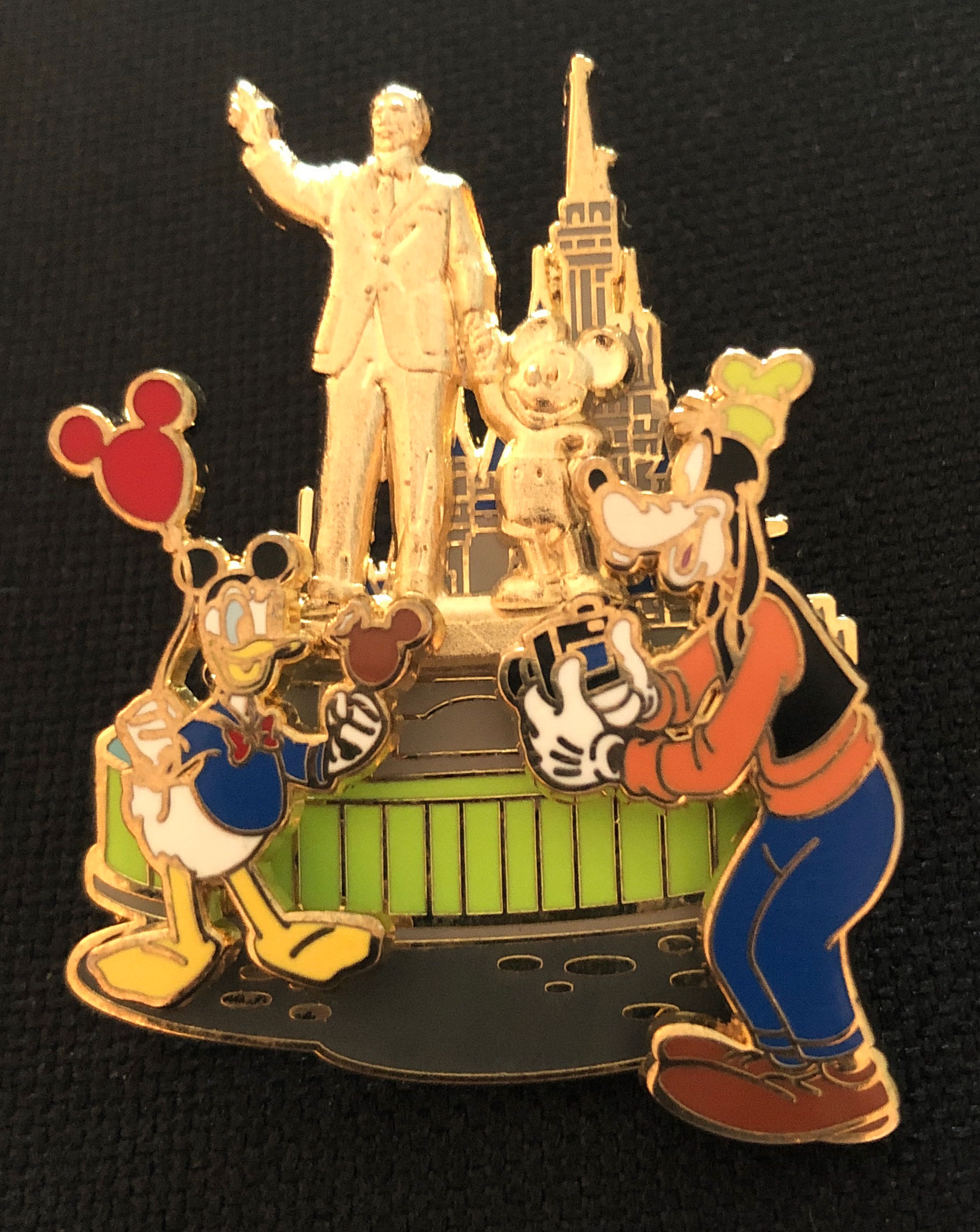 Partners Statue - Donald & Goofy pin collectible - Main Image 1