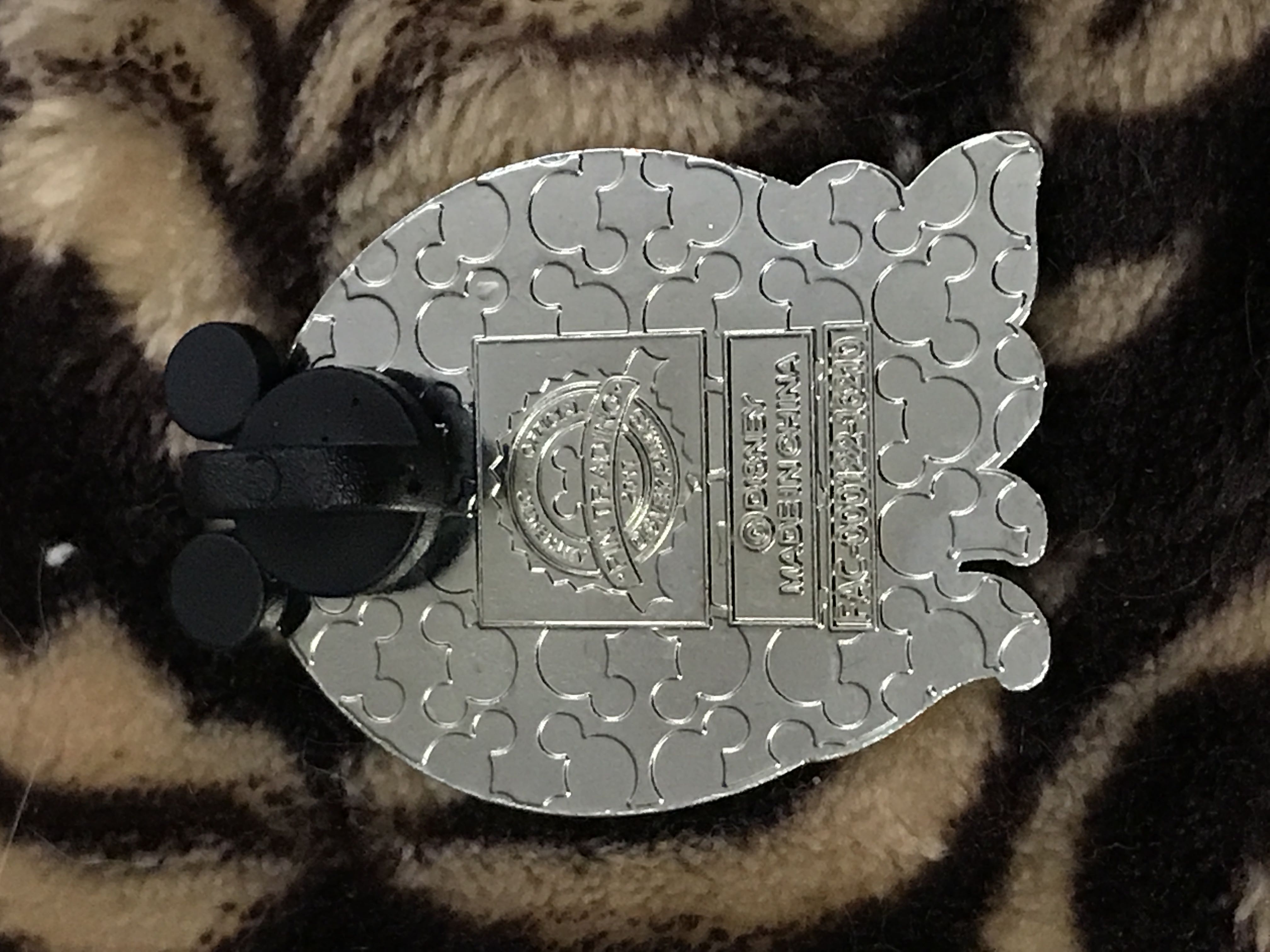 Donald Duck 2017 - Metal Enamel pin collectible - Main Image 2